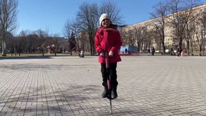 Даша прыгает на погостике / Палка-прыгалка , джампер или кузнечик