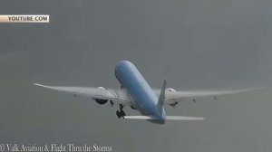 Молния ударила в пассажирский самолет на взлете