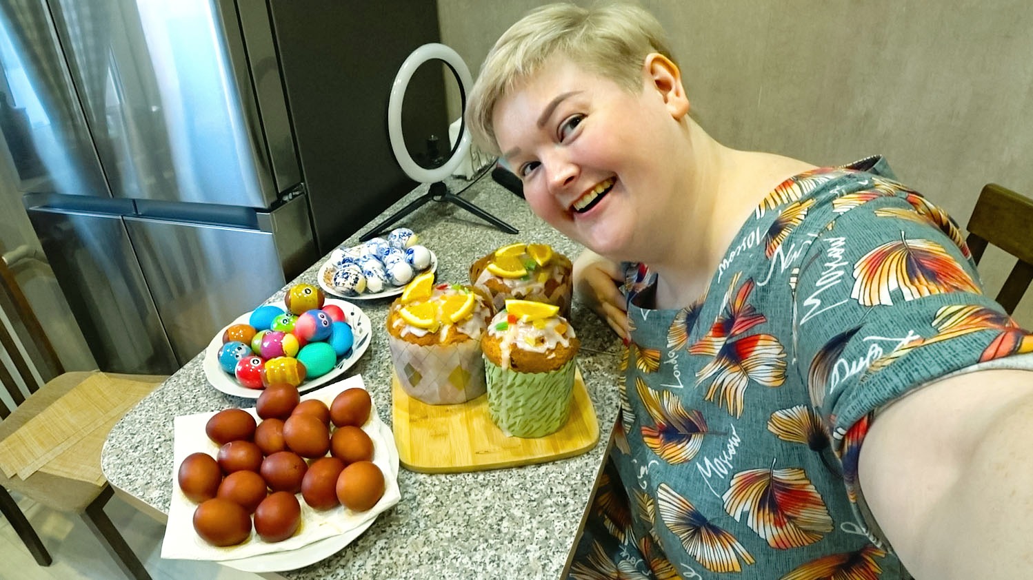 Вован химичит с крашеными яйцами) Куличи получились бомба! Купили подарок маме... Влог