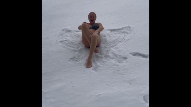 Заммэра Новосибирска опубликовала видео в купальнике на снегу