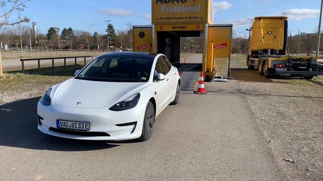 Tesla Model 3 - 30.000 км. Тормоза, амортизаторы, схождение и развал. Какой результат замеров? смотреть онлайн