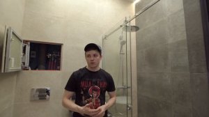 Тонкие световые линии на натяжном потолке в душевой