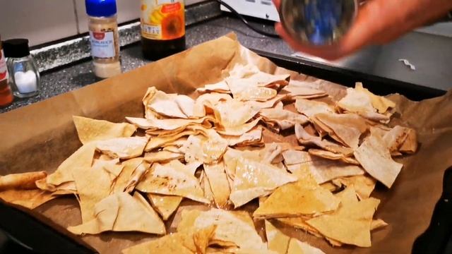 Чипсы из лаваша! Как из обыкновенной тонкой лепёшки сделать хрустящие,вкусные чипсы!