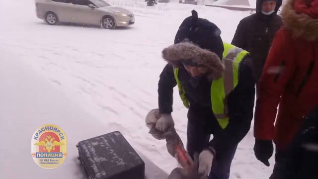 В машину председателя горсовета Красноярска попал фейерверк смотреть онлайн