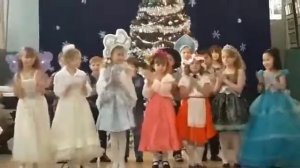 Песня за окном снежинок карусель ???