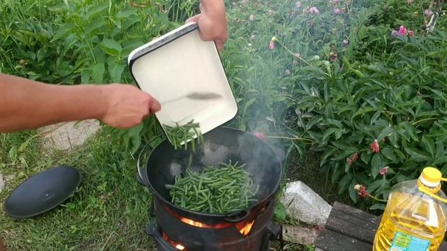 Жареные ЧЕСНОЧНЫЕ СТРЕЛКИ в казане на костре.