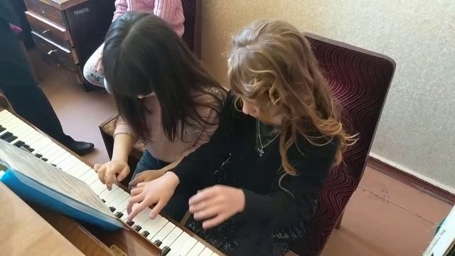 Игра на фортепиано. Антошка в 4 руки. Катюша и Миланочка))) смотреть онлайн