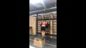 КЛАССИЧЕСКИЕ ОТЖИМАНИЯ НА БРУСЬЯХ С ВЕСОМ 15 кг 65 раз МНОГОПОВТОРКА  #брусья#отжимания#воркаут