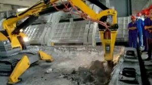 Машина Brokk 330 для демонтажных работ. Подина электролизера