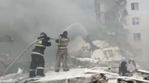 В рухнувшем подъезде дома в Белгороде периодически начинаются возгорания, на месте работают пожарные