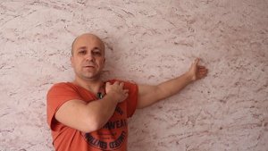Чтобы лучше растянуть мышцы шеи выполняйте это упражнение для шеи у стены