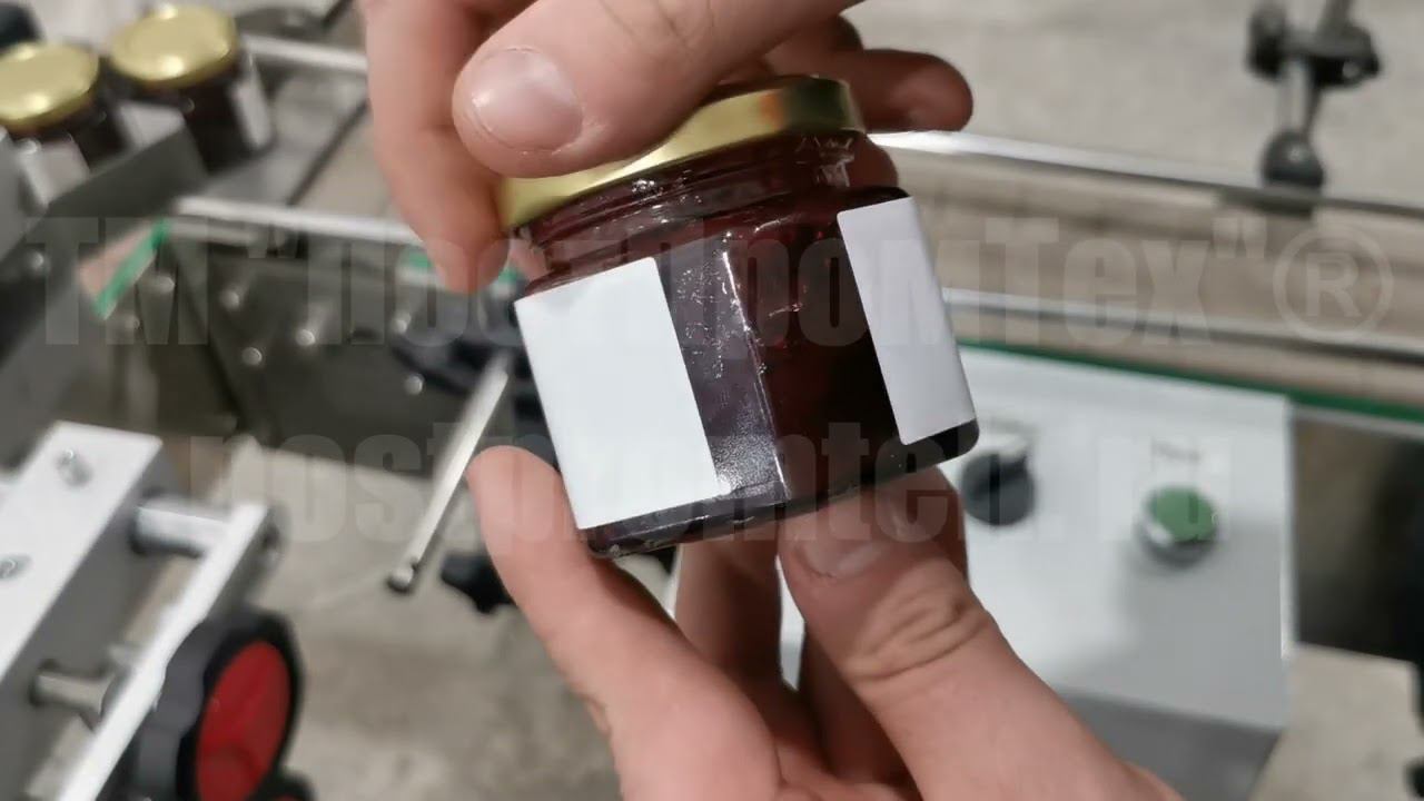 Автомат наклеивания этикеток для стеклянной тары. Этикетировка банок с вареньем. Линия розлива.