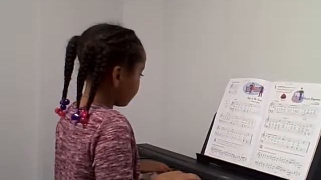 Bella, playing "Skip To My Lou" смотреть онлайн