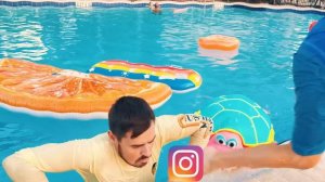 Платоха Моха и сестра играют в школу и едят вредную еду