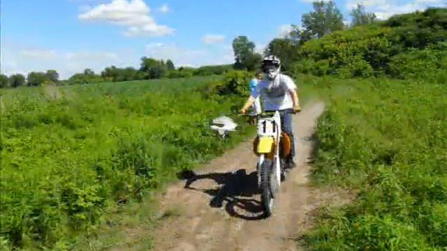 Dirt Biking In 2010 On A 2000 RM 125 смотреть онлайн