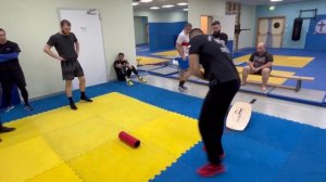 Илиотибиальный тракт и что происходит из-за перегрузки широкой фасции бедра. Биомеханика.