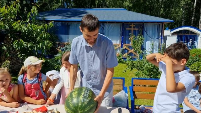 Срезаем и дегустируем арбуз 17,4 кг в Москве 23 июля 2022 г смотреть онлайн