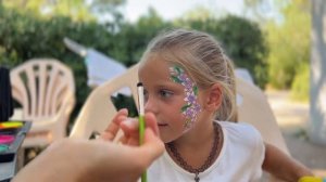 Настя и Лиза делают АКВАГРИМ на лице | Челлендж красок у кого лучше рисунок?