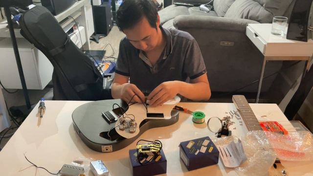 Squier Affinity Telecaster Deluxe - upgrading pickups (GFS Metal Foil), saddles, nut, tuners смотреть онлайн