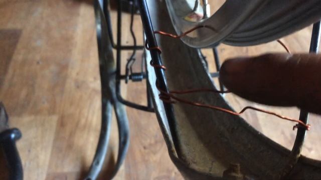 Выровнять диск колеса велосипеда двумя проволочками легко)) смотреть онлайн