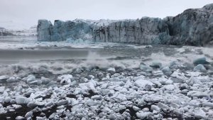 Туристов едва не смыло огромной волной, вызванной обрушением ледника