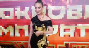 Ольга Бузова в китайском платье рассказала о борьбе со змеями