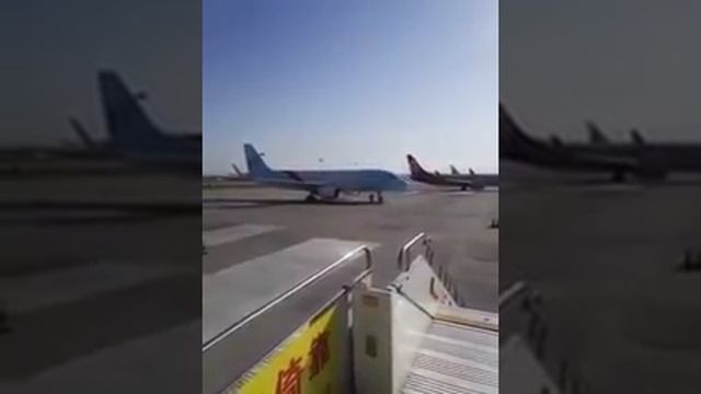 Airbus A320 at the airport in China rolled/Airbus A320 в аэропорту Китая покатился