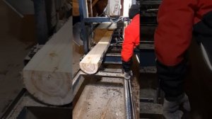 распиловка осины. ленточная пилорама. работяги