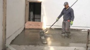 Укладка упрочняющего покрытия - топпинга Premix CF150 Quarz и кюринга Premix AX175W Curemaster