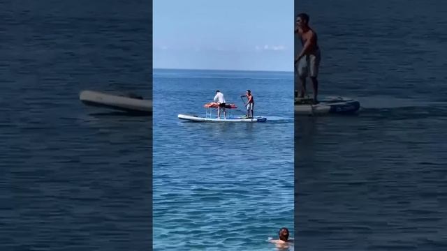 В Сочи заметили плавучий массажный кабинет