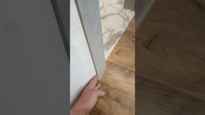 Установка дверей! Наличник не всегда перекрывает зазор между ламинатом и стеной.