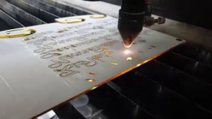 Лазерная резка зеркального золотого акрила