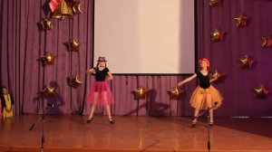 Танец девочек. Линейка по окончании 3 класса. 2017 год.