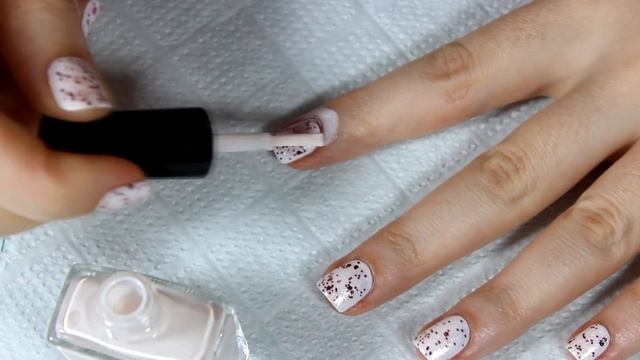 Простой маникюр с глиттером и стемпингом смотреть онлайн