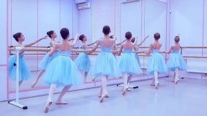 Урок классического танца. Подготовка к профессии "Артист балета"