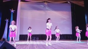 Танцем “До-Ре-Ми” исполняет хореографический коллектив "Ритмы детства"
