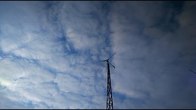 работа обледеневшего ветрогенератора на слабом ветре