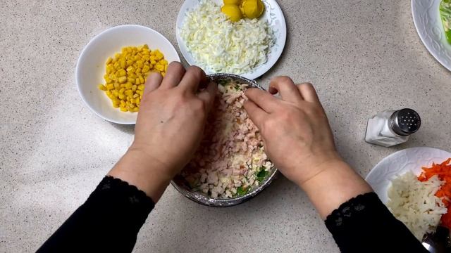 Это ооочень вкусно!!! Слоеный салат "Грибная поляна" с шампиньонами, с копчёной курицей и сыром!