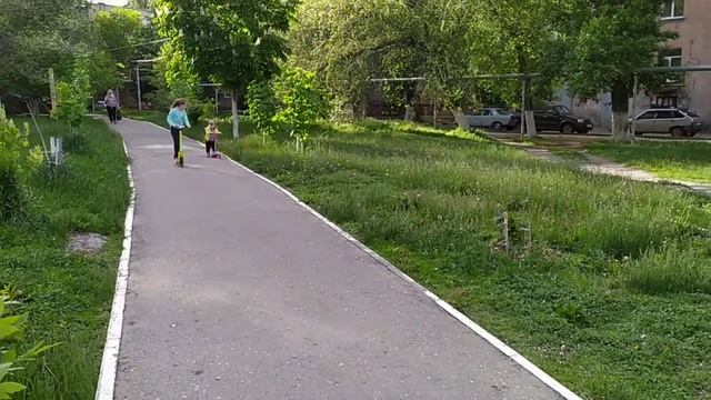 София (2 года) катается на самокате