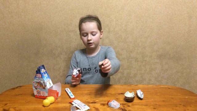 Распаковка новогоднего набора Kinder MINI MAX, и Kinder сюрприза смотреть онлайн