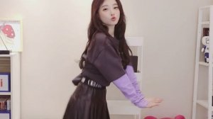 Фэн Тимо сегодняшним нарядом (маленькая кожаная юбка)