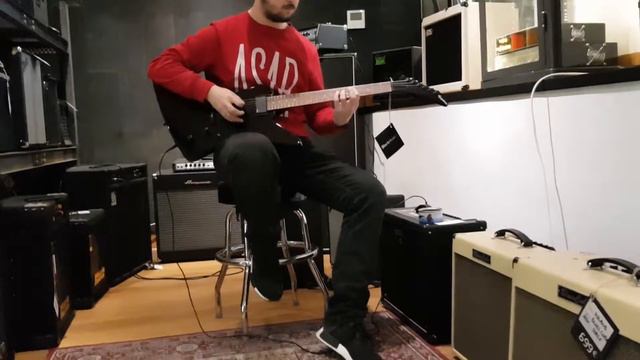 Trying an Epiphone Explorer EX in a French guitar store performing Fade To Black смотреть онлайн