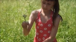 Девчонка в сарафане в горошек