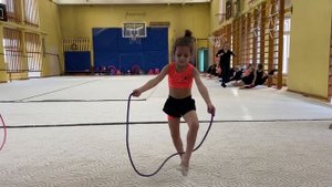 Художественная гимнастика дома для малышей. Упражнение #1. Простые прыжки со скакалкой.