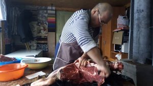 Обрезаем мясо (говядину) с кости  в  домашних условиях ...