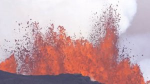 Красочные кадры вулканических фонтанов сняли в Исландии