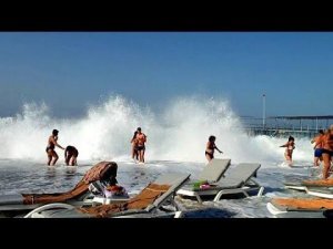 На море шторм.Тревожно.Улетаем.