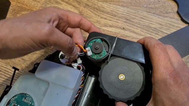 Xiaomi Vacuum cleaner Mop P/LDS лезет на стену, вращается некорректно. Ремонт двигателя (проводки) смотреть онлайн