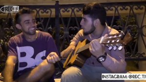 Таджик классно поет под гитарой  лайли лайли / мардака чи мехра? - мардака зан мехра 🎼🎸