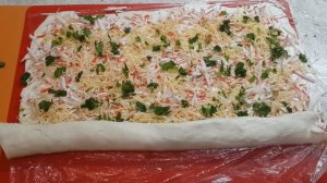 Рулет с крабовыми палочками из слоеного теста в духовке, рецепт как приготовить